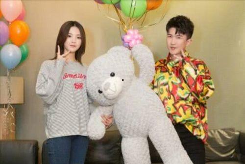 娱乐吃瓜美女背景,揭秘吃瓜美女背后的故事